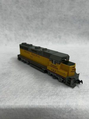 Beautiful KATO Union Pacific Railroad GP-35 Diesel Engine HO