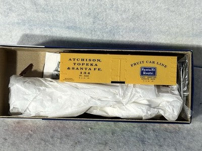Nice Walthers Santa Fe  RR 36’ Wood Fruit Reefer Car  HO