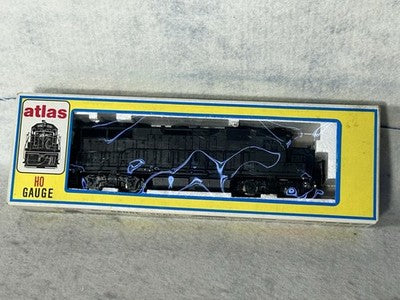 Nice  ATLAS/KATO Undecorated GP-38 Diesel Engine HO