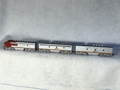 Classic  Stewart/KATO Santa Fe RR F-7 A/B/B Engines 2  Powered/1 Dummy HO