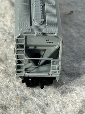 Nice Intermountain WesternPacific RR 3-Bay Center Flow Covered Hopper Car N