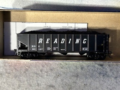 Nice Roundhouse Reading RR 3-Bay 90 Ton Hopper Car/Loads/K-D’s HO 5 Car Set