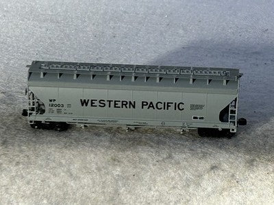 Nice Intermountain WesternPacific RR 3-Bay Center Flow Covered Hopper Car N
