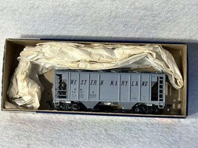Cool Roundhouse Western Maryland RR 2-Bay Ribbed Side Covered Hopper Cars HO