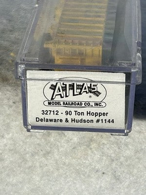 Nice ATLAS Delaware & Hudson RR 3-Bay 90 Ton Hopper Car With Load N Gauge