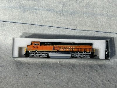 Powerful KATO Burlington Northern Santa Fe RR AC4400CW Diesel Engine N GAUGE
