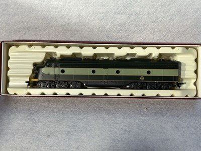 Classic Rivarossi Erie RR E-8 2 engine/6 Car Passenger (Set Pow./Dum.) HO