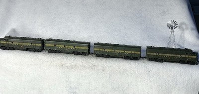 Cool Athearn Pennsylvania RR F-7 A-B-B-A Engine Set HO 2 Powered; 2 Unpowered