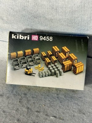 Useful Kibri Freighthouse Crates/Barrels/Forklift HO