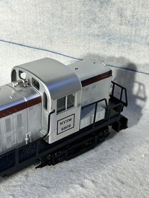Nice Lionel NYS & W RR ALCO RS-3 Loco With Display Case O Gauge