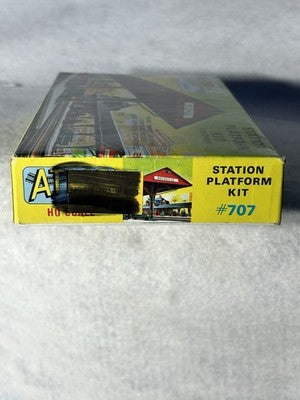 Nice Atlas Train Station Platform Kit HO Gauge
