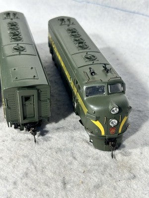 Cool Athearn Pennsylvania RR F-7 A-B-B-A Engine Set HO 2 Powered; 2 Unpowered