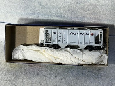 Nice Roundhouse  Great Northern RR 2-Bay Ribbed Side Covered Hopper Car HO