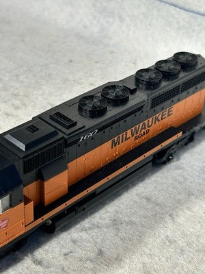 Beautiful KATO Milwaukee Road SD-40-2 Diesel Locomotive HO (Ex Box, Railings)