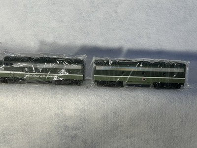 Nice Stewart /KATO/Rivarossi Northern Pacific RR  F-9A/B +5 Car Passenger Set HO