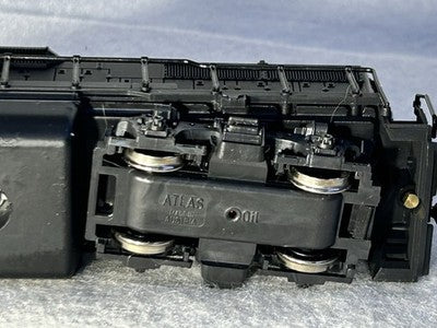 Nice  ATLAS/KATO Undecorated GP-38 Diesel Engine HO