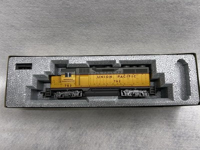 Beautiful KATO Union Pacific Railroad GP-35 Diesel Engine HO