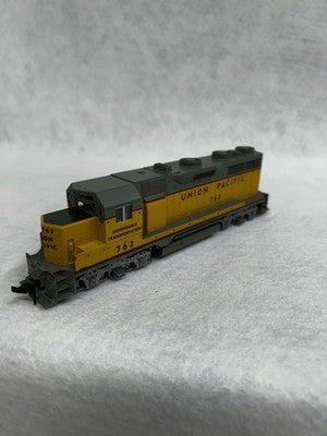 Beautiful KATO Union Pacific Railroad GP-35 Diesel Engine HO