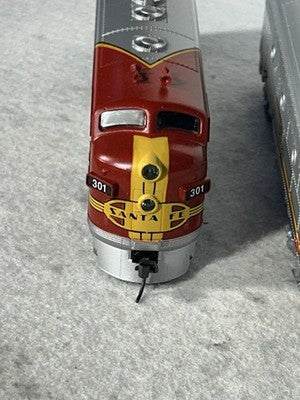 Classic  Stewart/KATO Santa Fe RR F-7 A/B/B Engines 2  Powered/1 Dummy HO