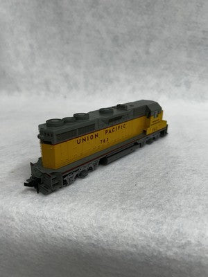 Beautiful KATO Union Pacific Railroad GP-35 Diesel Engine HO
