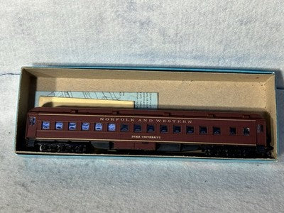 Beautiful Athearn Norfolk &Western RR University Series 8 Car Passenger Set HO