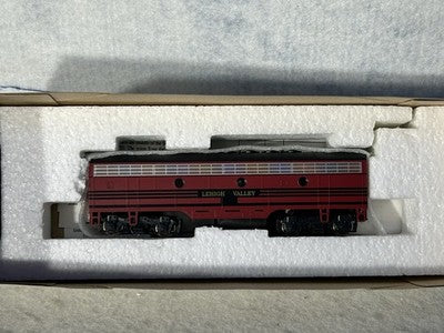 Striking Stewart/KATO Lehigh Valley RR F-7A/B Phase I Set A Pwrd./B Unpwrd. HO