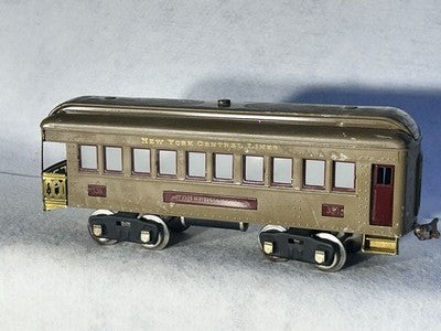 Lionel New York Central RR Standard  Gauge Pre-War Locomotive/4 Passenger Cars