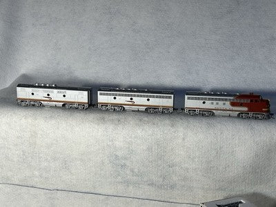 Classic  Stewart/KATO Santa Fe RR F-7 A/B/B Engines 2  Powered/1 Dummy HO