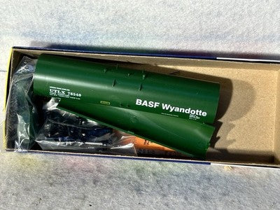Cool Roundhouse BASF 50’ Modern Tank  Car HO Kit