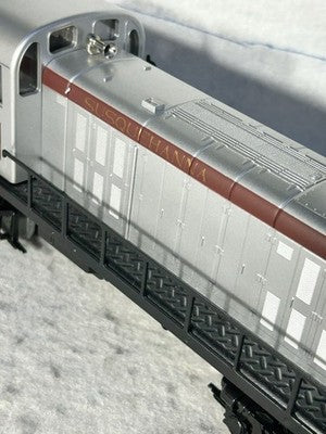 Nice Lionel NYS & W RR ALCO RS-3 Loco With Display Case O Gauge