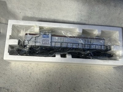 Nice Lionel NYS & W RR ALCO RS-3 Loco With Display Case O Gauge