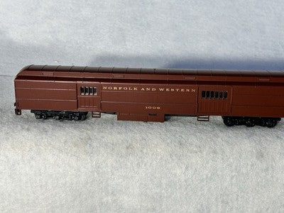 Beautiful Athearn Norfolk &Western RR University Series 8 Car Passenger Set HO