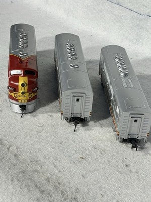 Classic  Stewart/KATO Santa Fe RR F-7 A/B/B Engines 2  Powered/1 Dummy HO