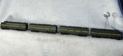 Cool Athearn Pennsylvania RR F-7 A-B-B-A Engine Set HO 2 Powered; 2 Unpowered