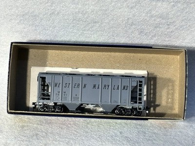 Cool Roundhouse Western Maryland RR 2-Bay Ribbed Side Covered Hopper Cars HO