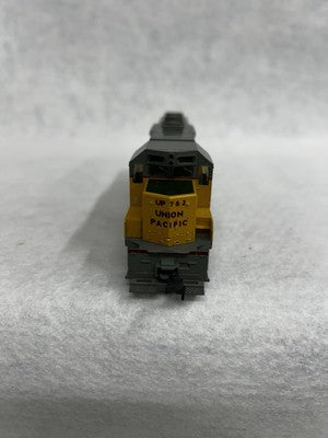 Beautiful KATO Union Pacific Railroad GP-35 Diesel Engine HO