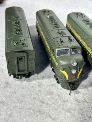 Cool Athearn Pennsylvania RR F-7 A-B-B-A Engine Set HO 2 Powered; 2 Unpowered