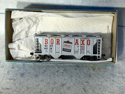 Nice Roundhouse  Boraxo 2-Bay Ribbed Side Covered Hopper Car HO (Incorrect Box)