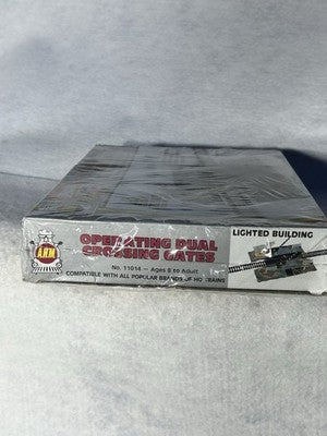 Cool AHM Automatic Dual Crossing Gates/Lighted Bldg. Sealed Package HO