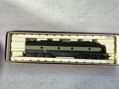 Classic Rivarossi Erie RR E-8 2 engine/6 Car Passenger (Set Pow./Dum.) HO