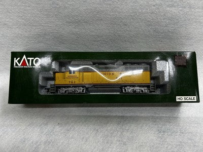 Beautiful KATO Union Pacific Railroad GP-35 Diesel Engine HO