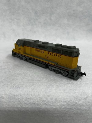 Beautiful KATO Union Pacific Railroad GP-35 Diesel Engine HO