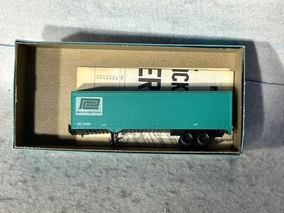Cool Athearn Blue Box Penn Central RR 45’ Trailer Kits HO