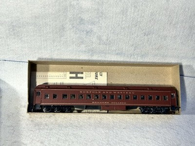Beautiful Athearn Norfolk &Western RR University Series 8 Car Passenger Set HO