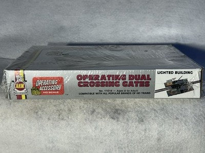 Cool AHM Automatic Dual Crossing Gates/Lighted Bldg. Sealed Package HO