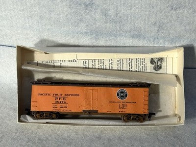 Nice Walthers Southern Pacific RR 40’ Wood Reefer Car  HO