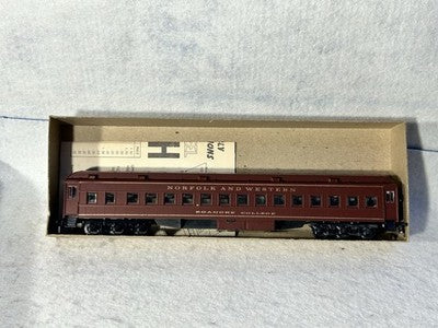 Beautiful Athearn Norfolk &Western RR University Series 8 Car Passenger Set HO
