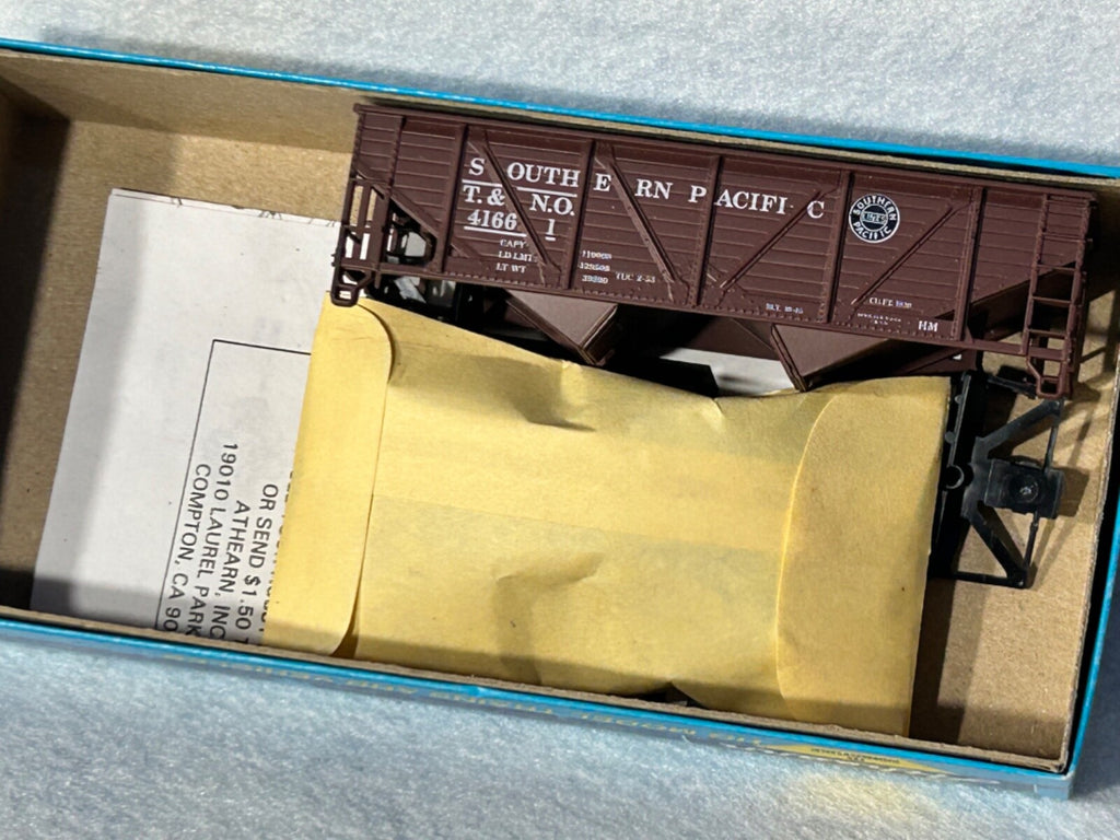 Cool Athearn Open 2-Bay  Hopper Kits Mixed Roads HO