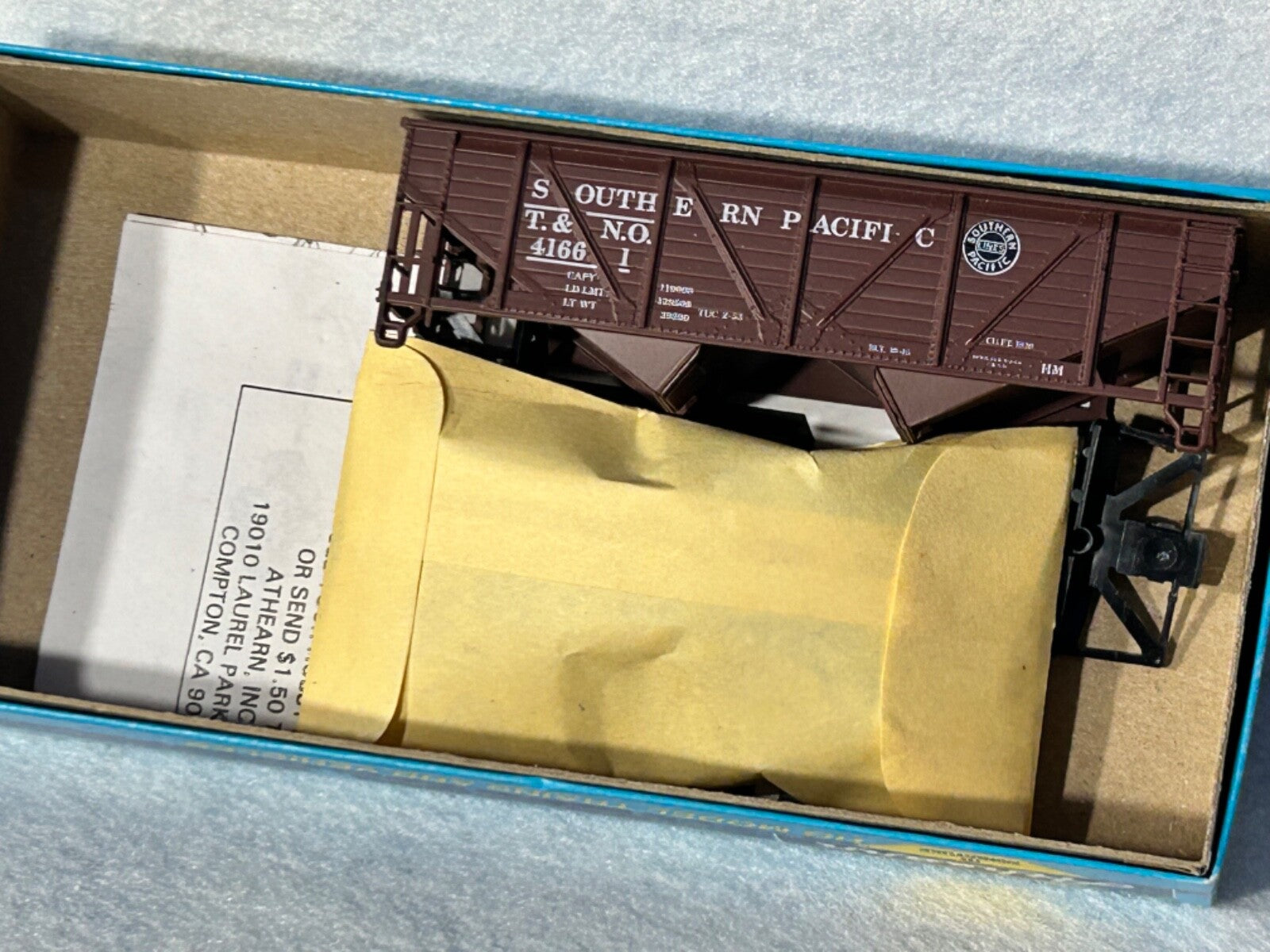Cool Athearn Open 2-Bay  Hopper Kits Mixed Roads HO
