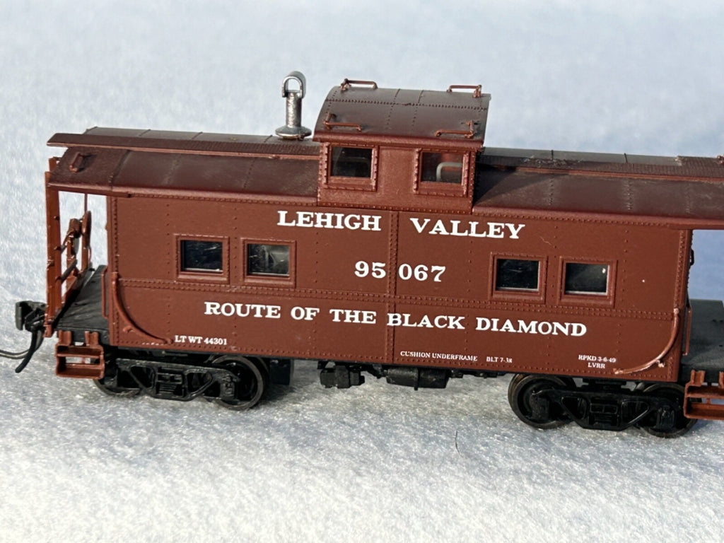 Nice Lifelike Cabooses HO (Price Is For Single Car) No Boxes